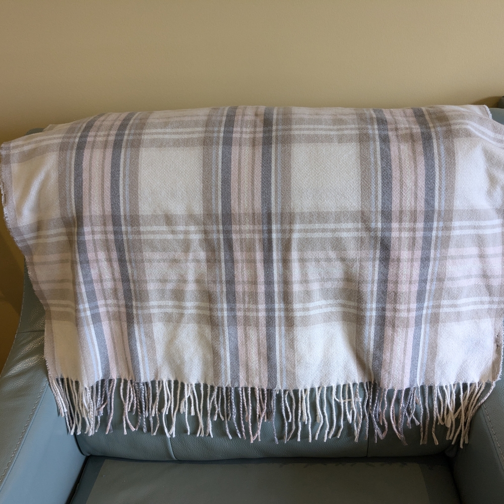 Vince Camuto Cream and Gray Blanket Soft Bedding